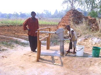 http://lifenets.org/malawi/maere-well/a%20Some%20of%20the%20beneficiaries%20of%20the%20Well.jpg